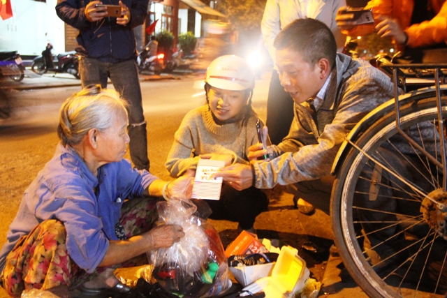 Lì xì tết cho người mưu sinh trong đêm
