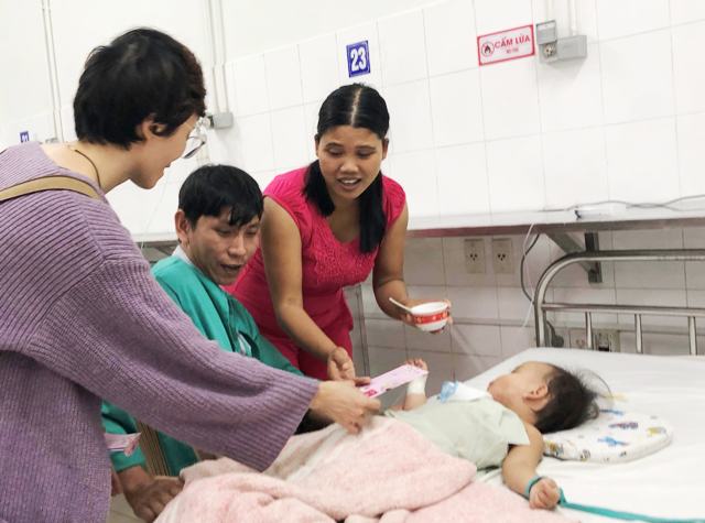 Mừng tuổi bệnh nhi đang điều trị tại Bệnh viện Trung ương Huế