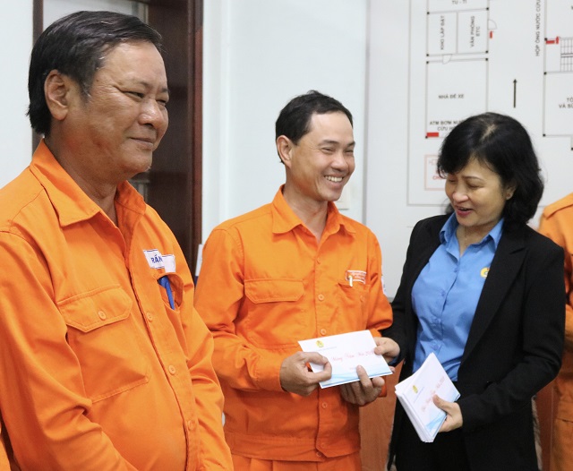 LĐLĐ tỉnh thăm, chúc tết người lao động làm việc trong đêm giao thừa