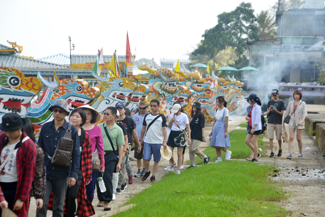 Du khách “xông đất” Huế trong tiết trời khá đẹp