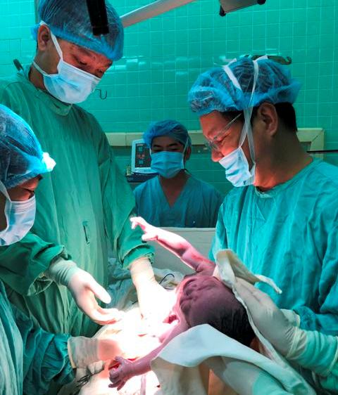 Năm em bé chào đời vào thời khắc đón năm mới