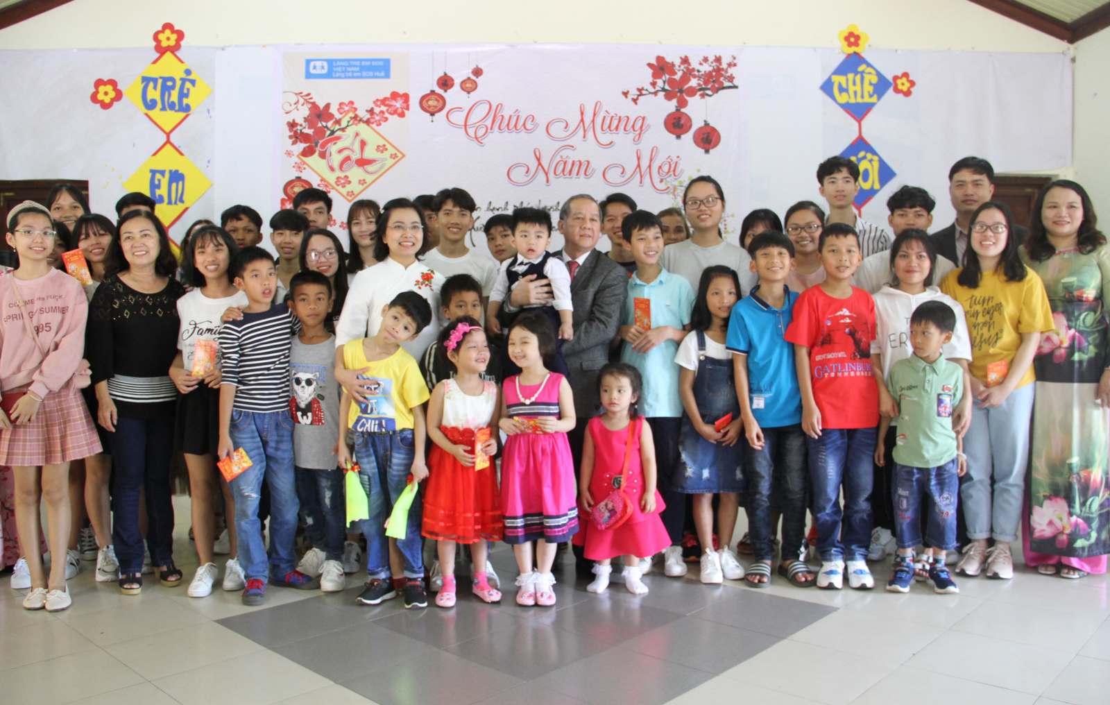 Chairman of Provincial People’s Committee Phan Ngọc Thọ gives lucky money to children at SOS Children s Village
