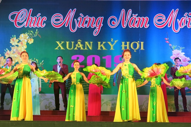 “Đón xuân về”