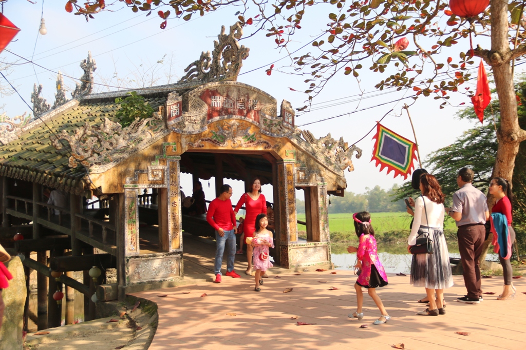 Enjoying Tet at Thanh Toan tile-roofed bridge Cau Ngoi Thanh Toan