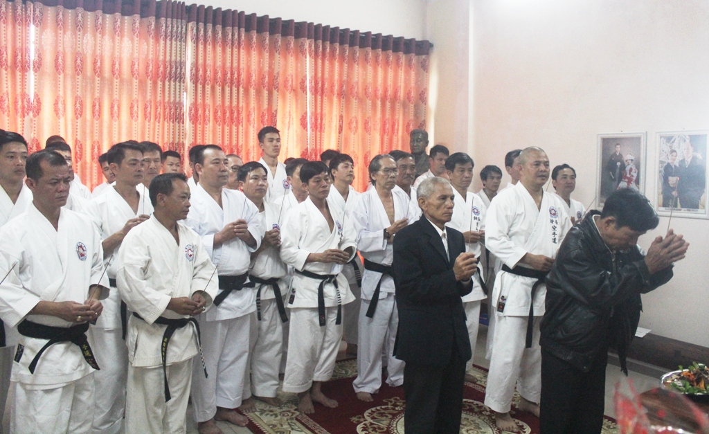 Handing over a memorabilia of Grandmaster Choji Suzuki to Master Suzucho Karate-do Le Van Thanh