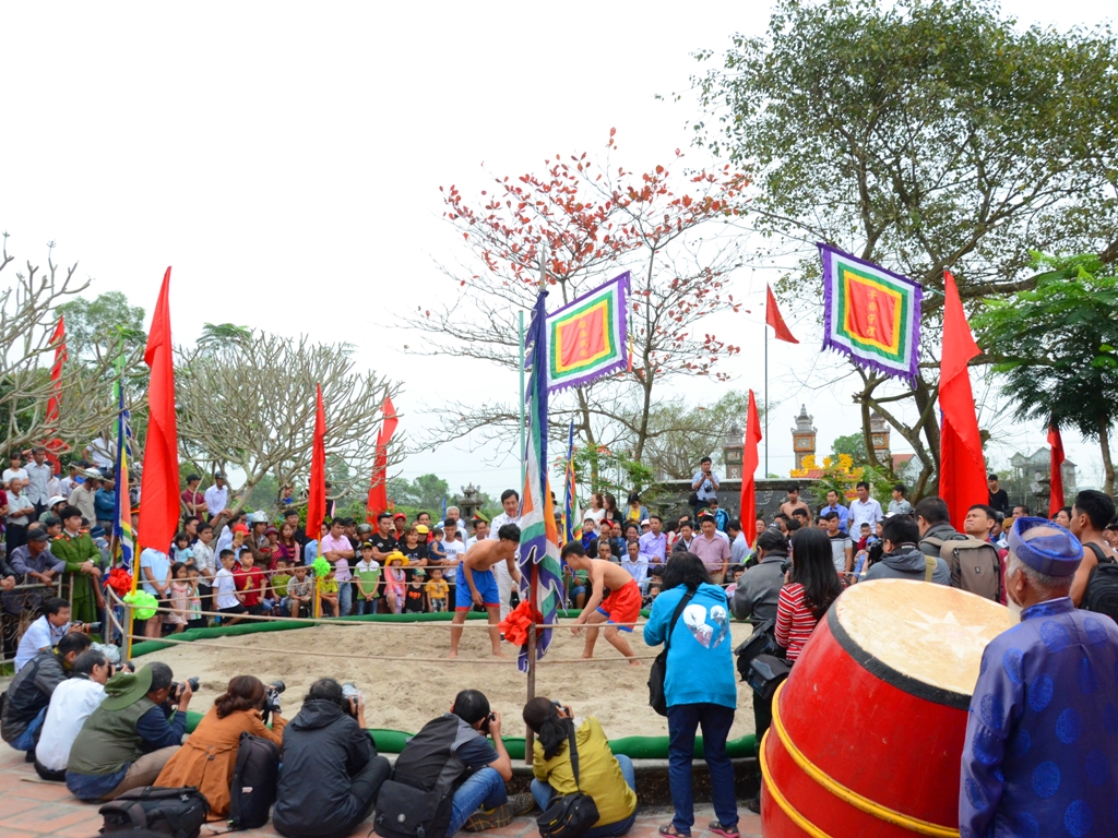 Sới vật Thủ Lễ tưng bừng khai hội