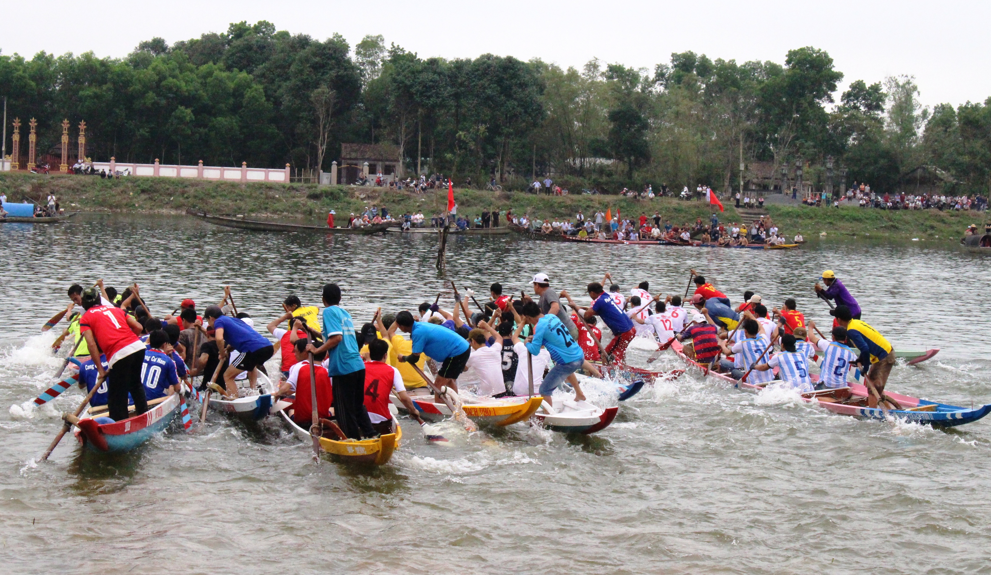Sôi nổi đua ghe đầu xuân ở Phong Hòa