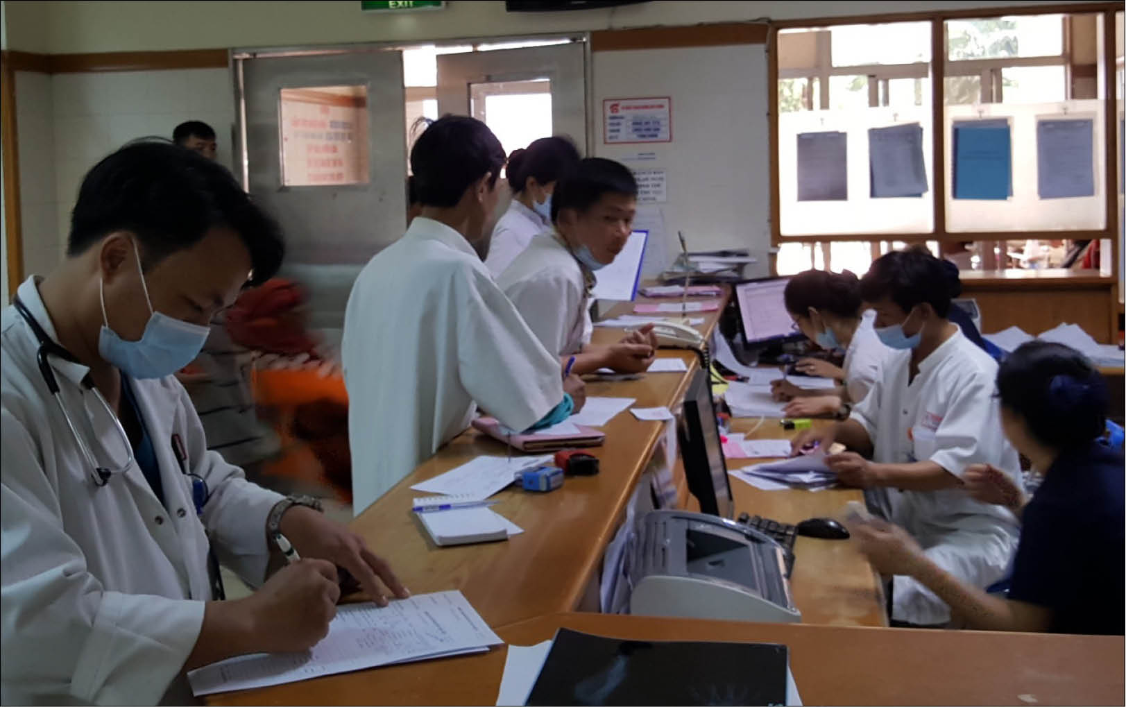 Ứng trực xuyên tết