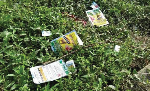 Rác thải độc hại tràn lan trên đồng ruộng