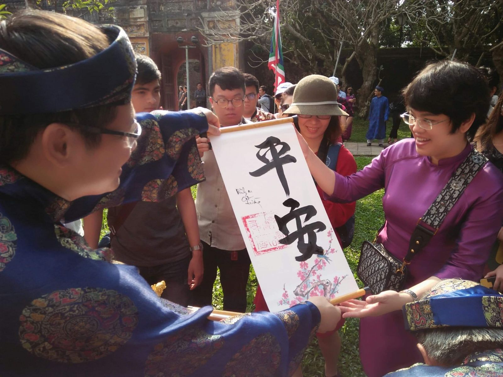 Hue Imperial Citadel’s holds seal-opening ceremony and gifts visitors spring calligraphy