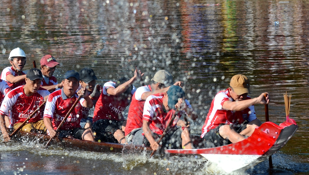Sông Vực rộn ràng với hội đua trải đầu xuân