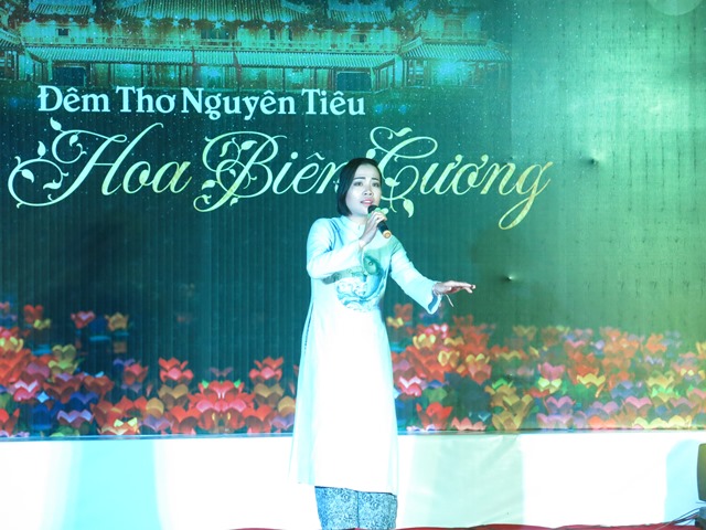 Hue City held a poetry Night themed “Frontier flowers”