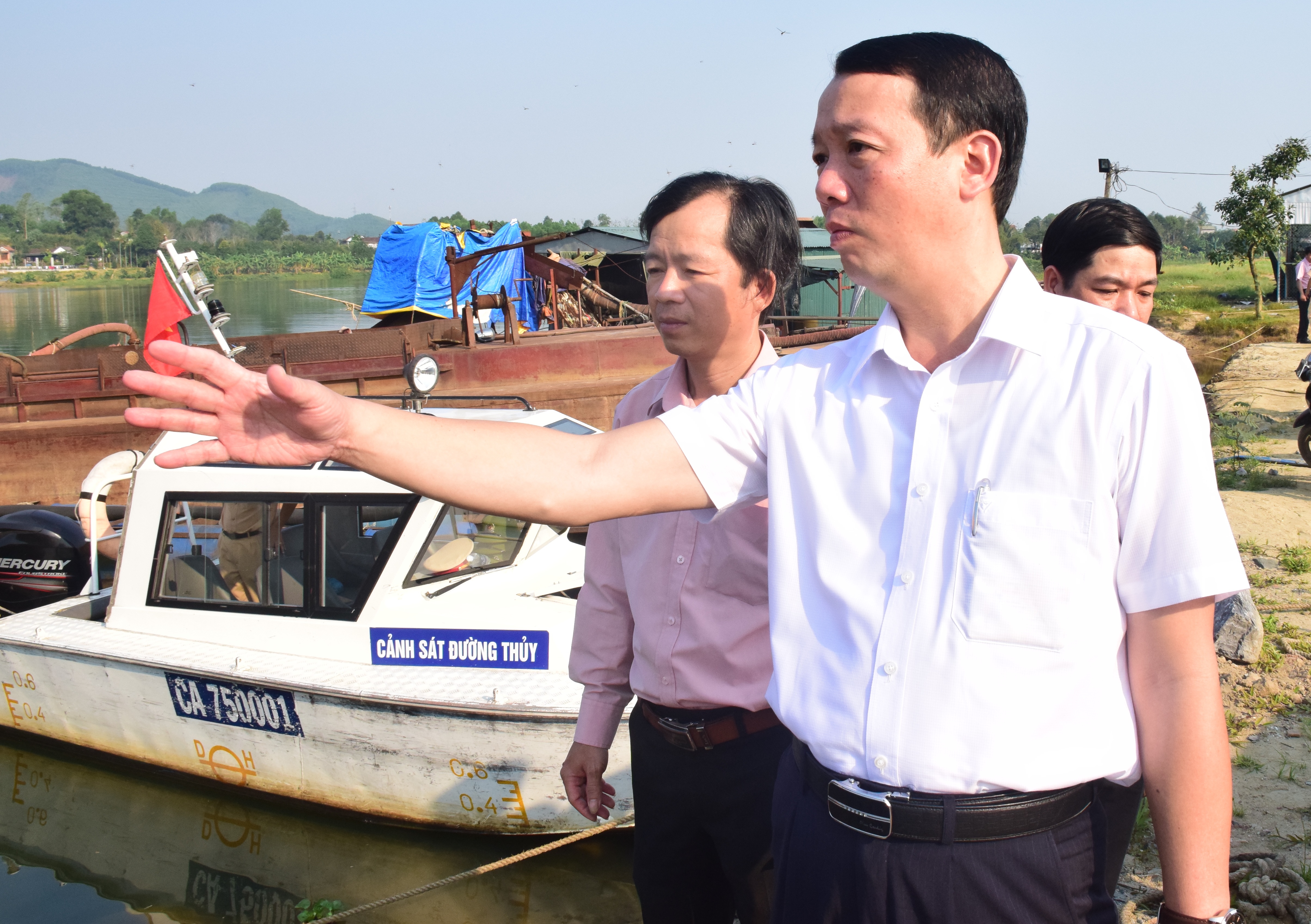 Xử lý khai thác cát trái phép song hành với chuyển đổi ngành nghề cho người dân