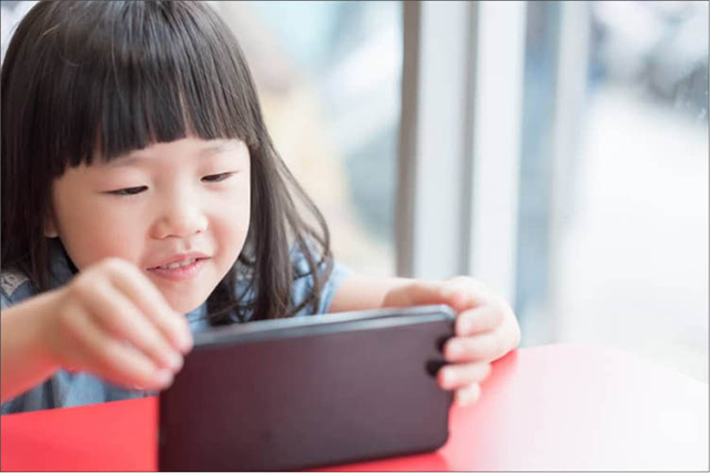 Nhật Bản xem xét cấm học sinh tiểu học và trung học cơ sở mang điện thoại đến trường