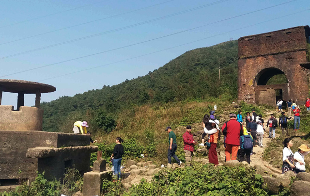 Signing a minutes of conservation and promotion of the value of Hai Van Gate
