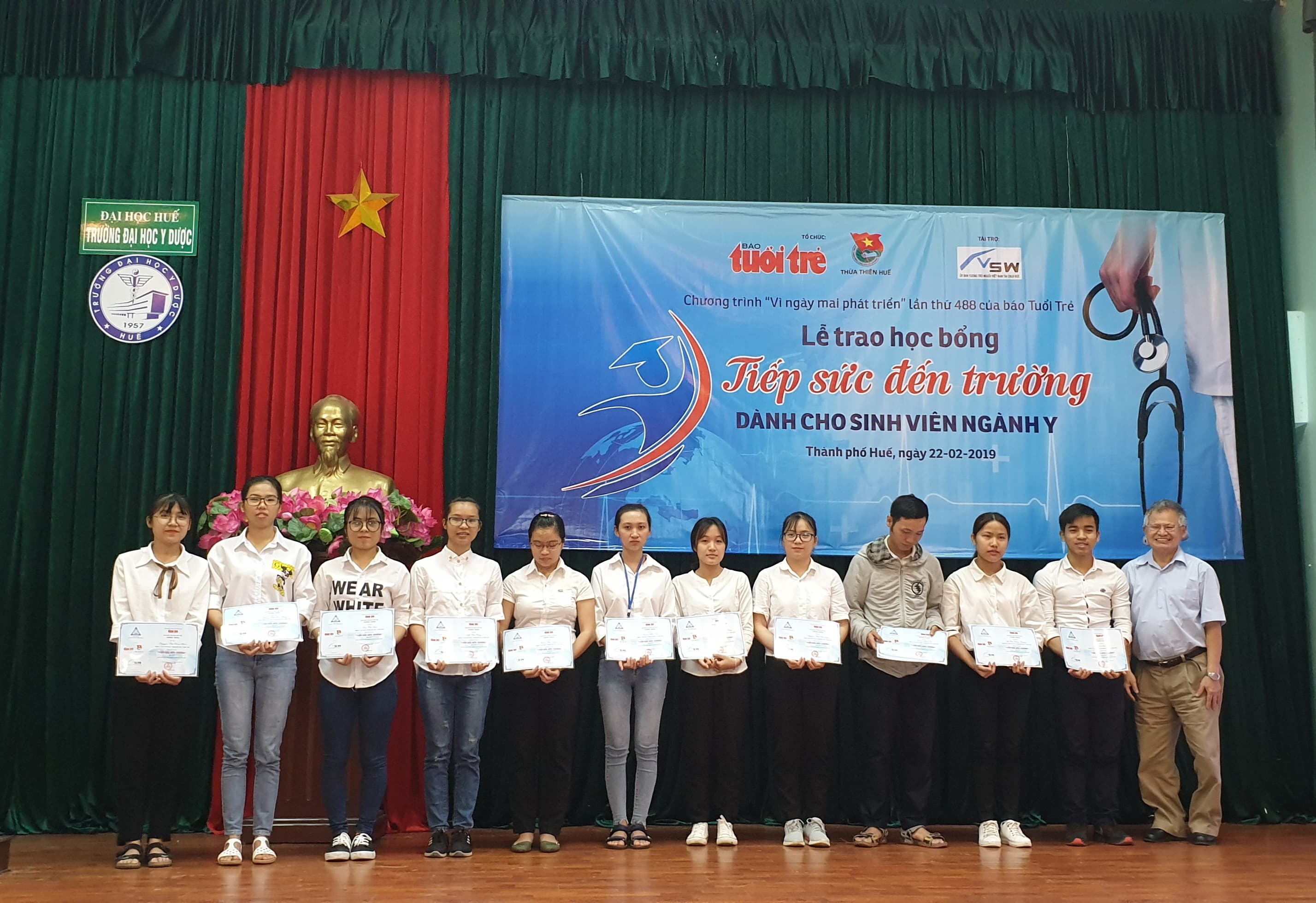 Trao học bổng “Tiếp sức đến trường” cho 60 sinh viên y dược