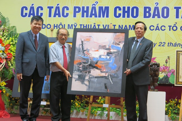 Tiếp nhận 47 tác phẩm trao tặng cho Bảo tàng Mỹ thuật Huế