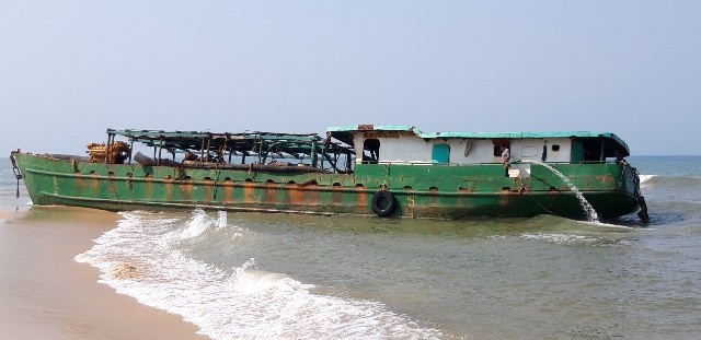 Thổi cát “cứu” tàu vỏ thép mắc cạn ở Phú Thuận