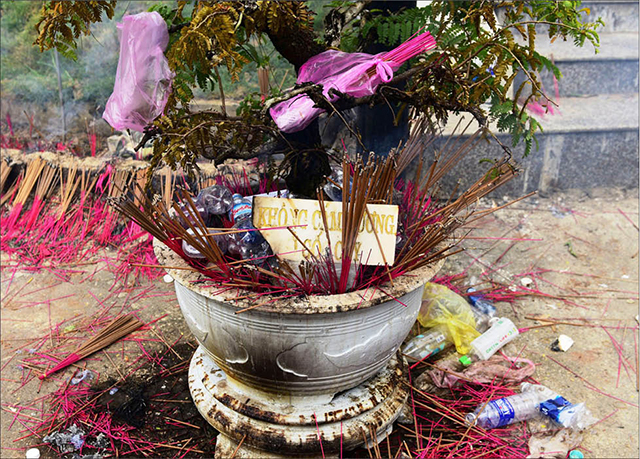 Hạn chế hương khói khi lễ chùa