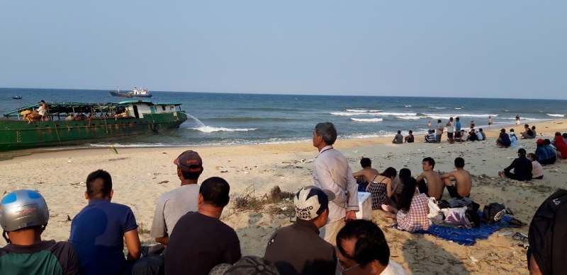 Thuê tàu thép “giải cứu” tàu mắc cạn ở Phú Thuận