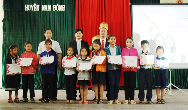 Prudential Việt Nam trao học bổng cho 20 học sinh nghèo hiếu học ở Nam Đông