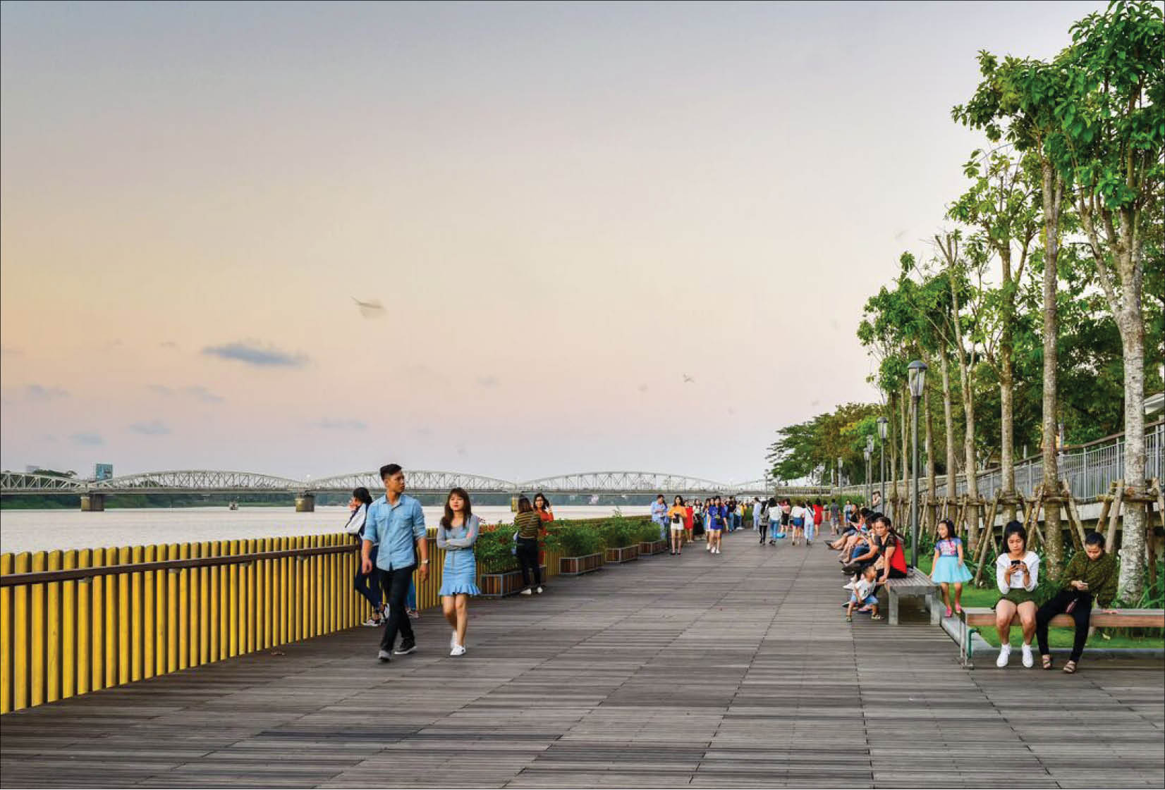 Đi trên cầu gỗ