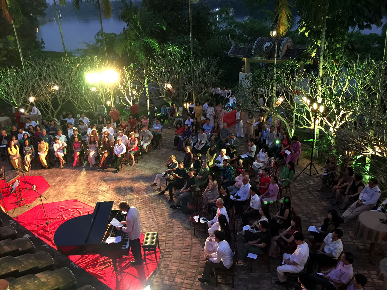 A musical evening calls for support for the project of building a public swimming spot by the Huong River