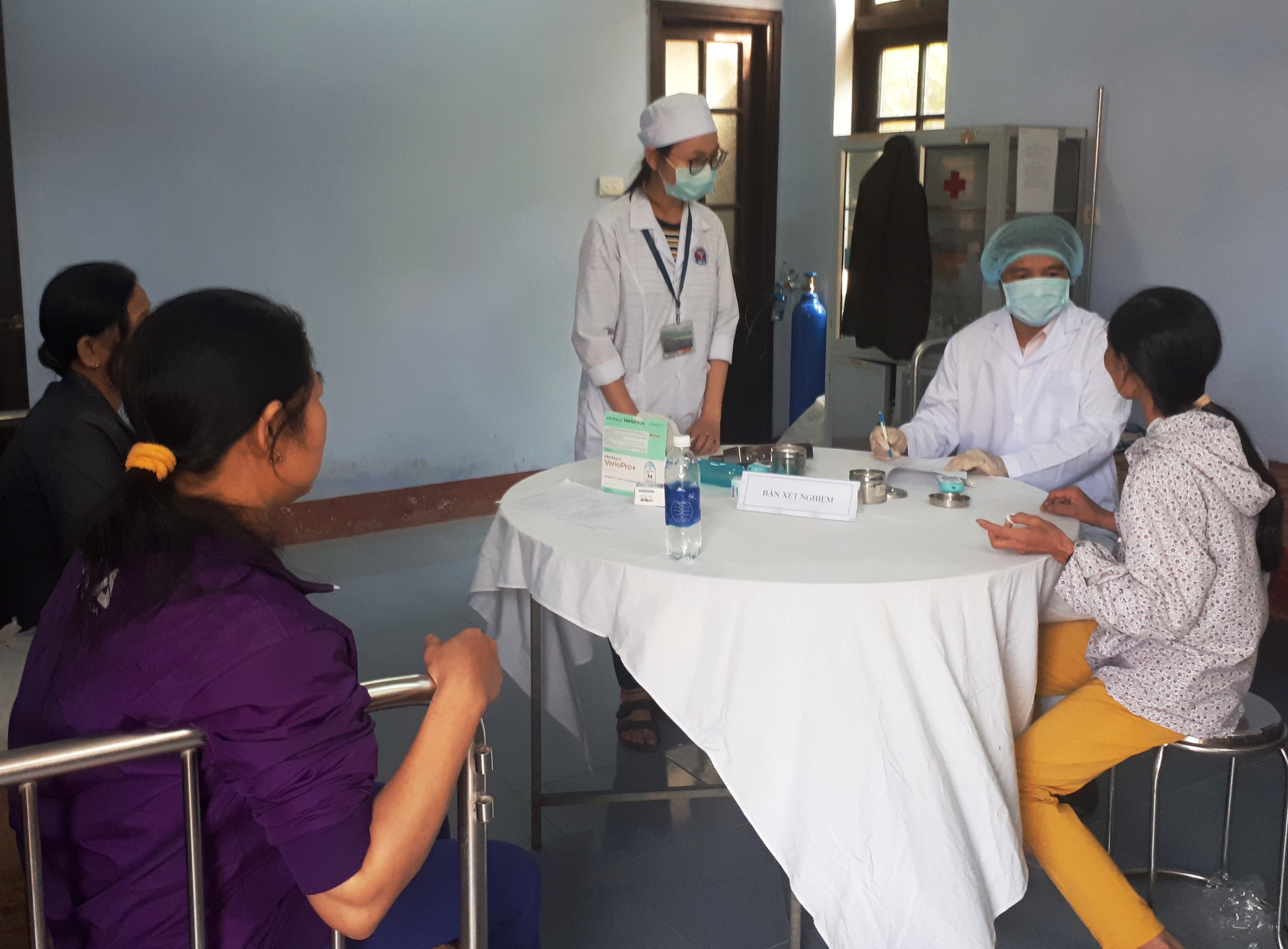 Khám bệnh, tư vấn sức khỏe miễn phí cho 300 người cao tuổi vùng cao