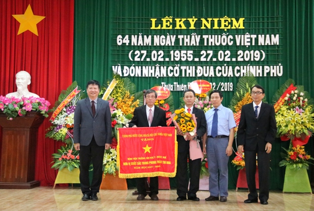 Hue University of Medicine and Pharmacy Hospital receives government emulation flag
