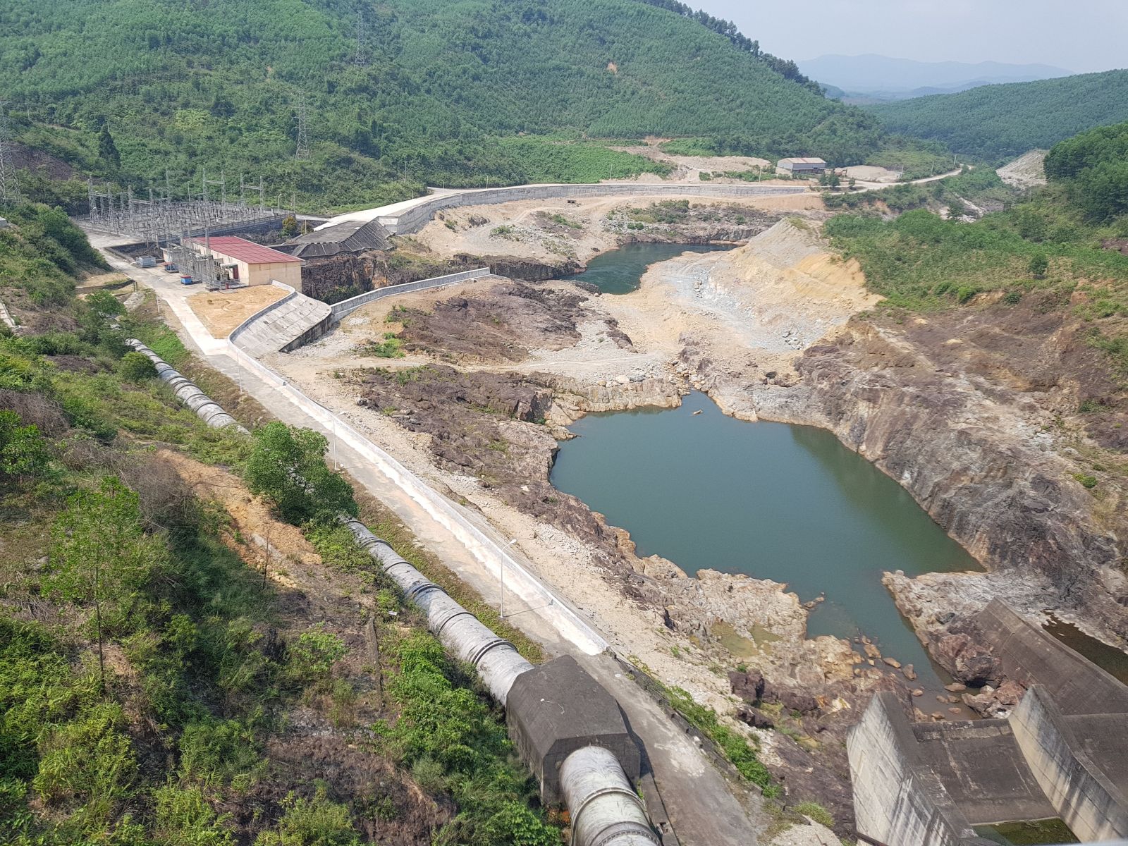 Hoàn thành hai tuyến đường VH1, VH4 Nhà máy thủy điện Bình Điền