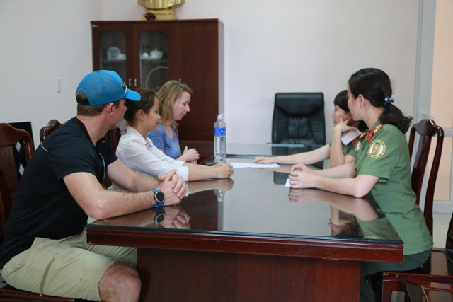 Du khách Hungary nhận lại hộ chiếu do sơ ý đánh rơi