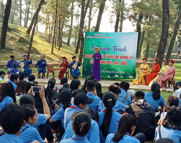 Artists of Ca Hue Hue Tranditional Singing exchanges with students