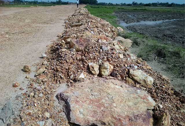 Yêu cầu san lấp lại nền đường ngoài hàng rào Khu công nghiệp Tứ Hạ