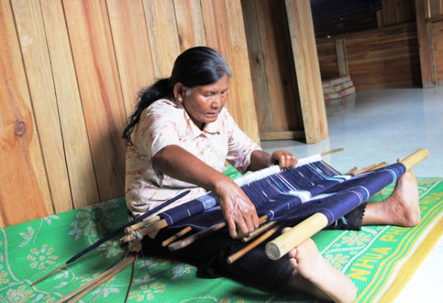 Dệt thổ cẩm K’ho và Châu Mạ lần đầu xuất hiện tại Festival Nghề truyền thống Huế