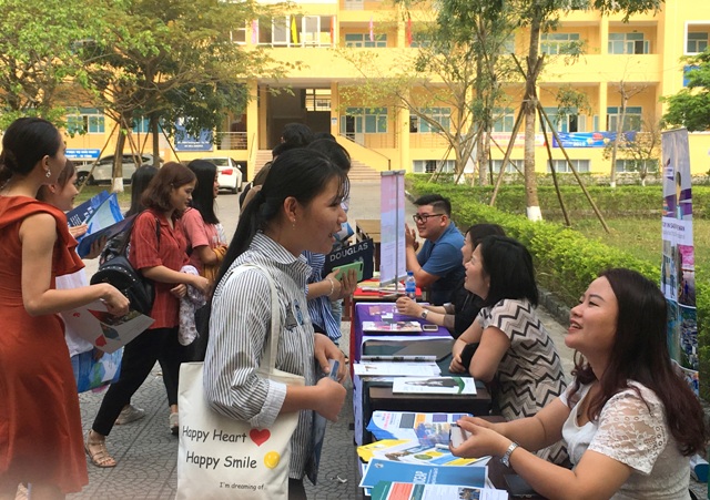 University of Economics, Hue University introduces education programs in Canada to students