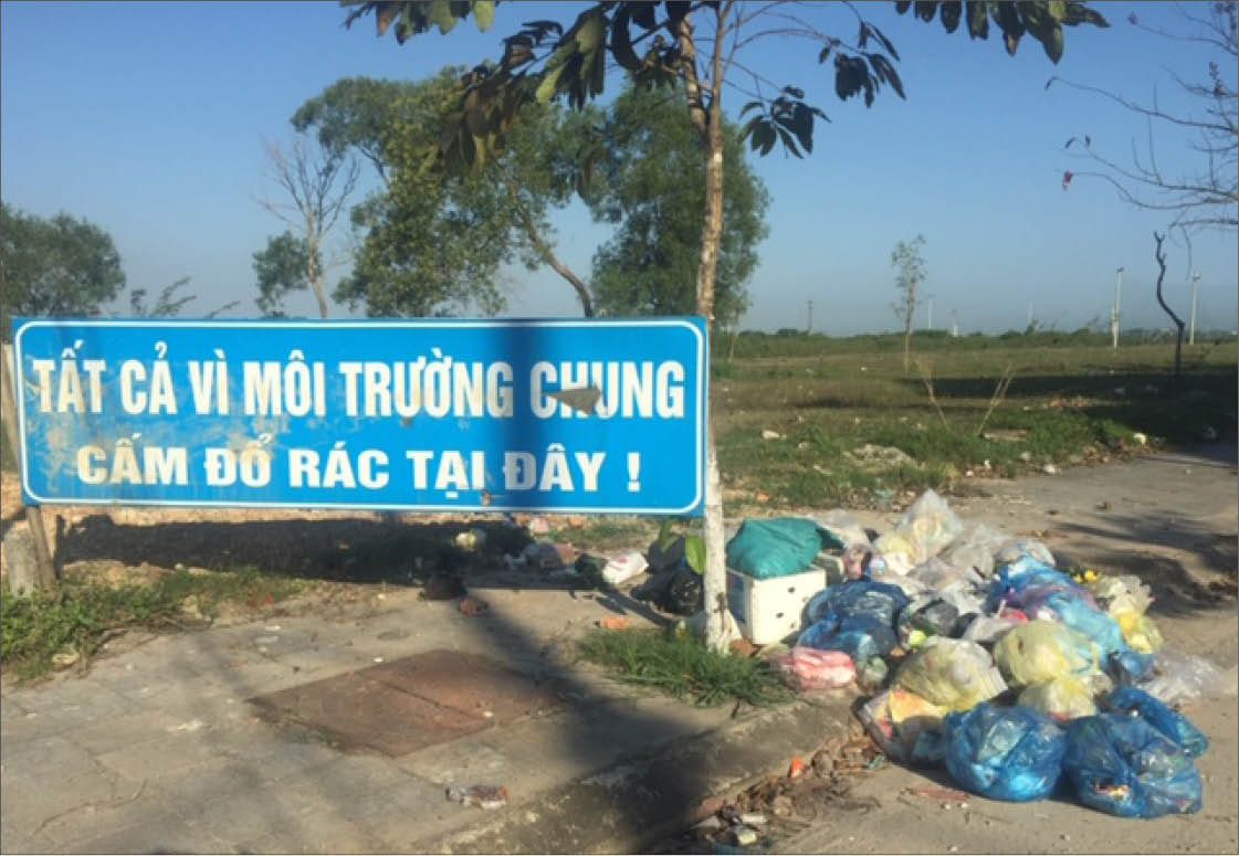 Rác tồn đọng trên đường Thủy Dương - Thuận An