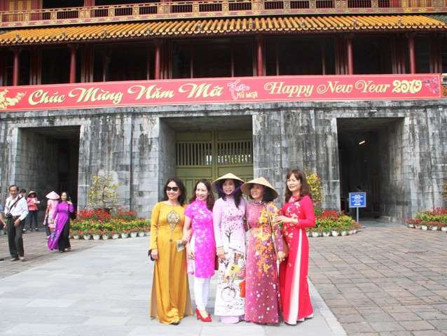 Free tickets for women wearing traditional ao dai to visit relics