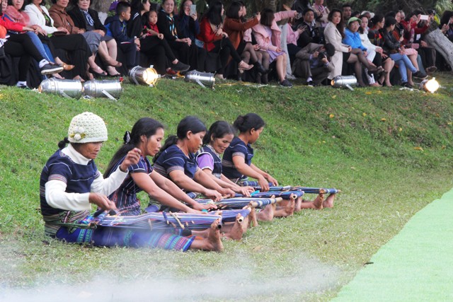 K’ho and Chau Ma brocade weaving to take part in Hue Traditional Craft Festival for the first time