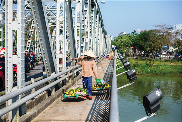 Trên đôi vai gầy