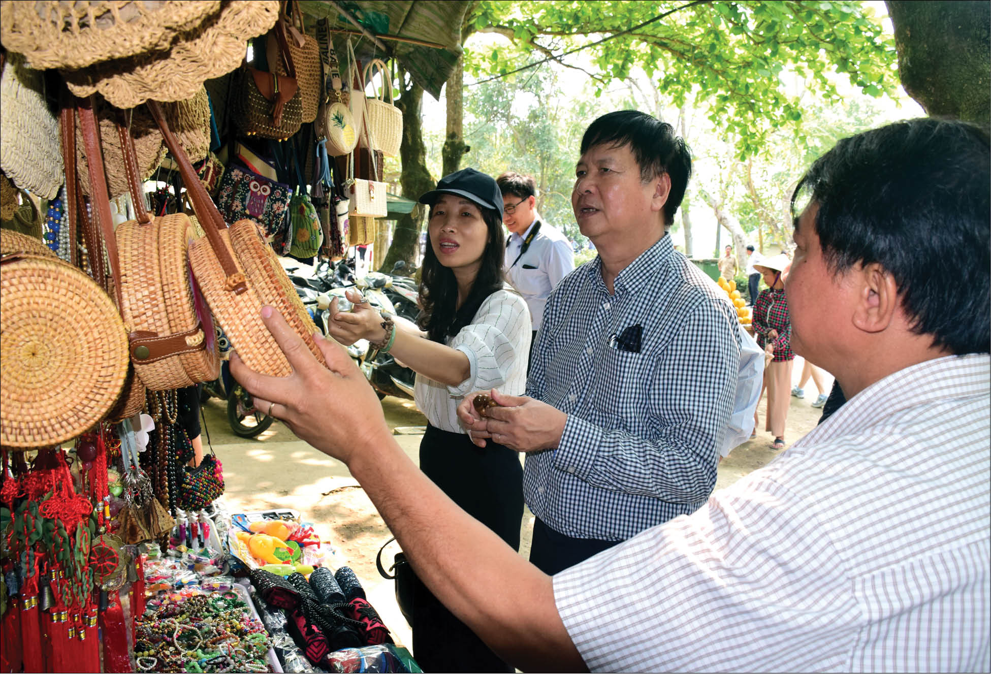 Vừa tuyên truyền vừa có chế tài xử lý