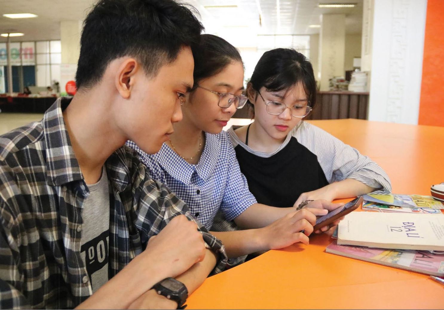 Ứng dụng app tuyển sinh để hỗ trợ thí sinh