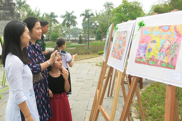 Những sắc màu tuổi thơ