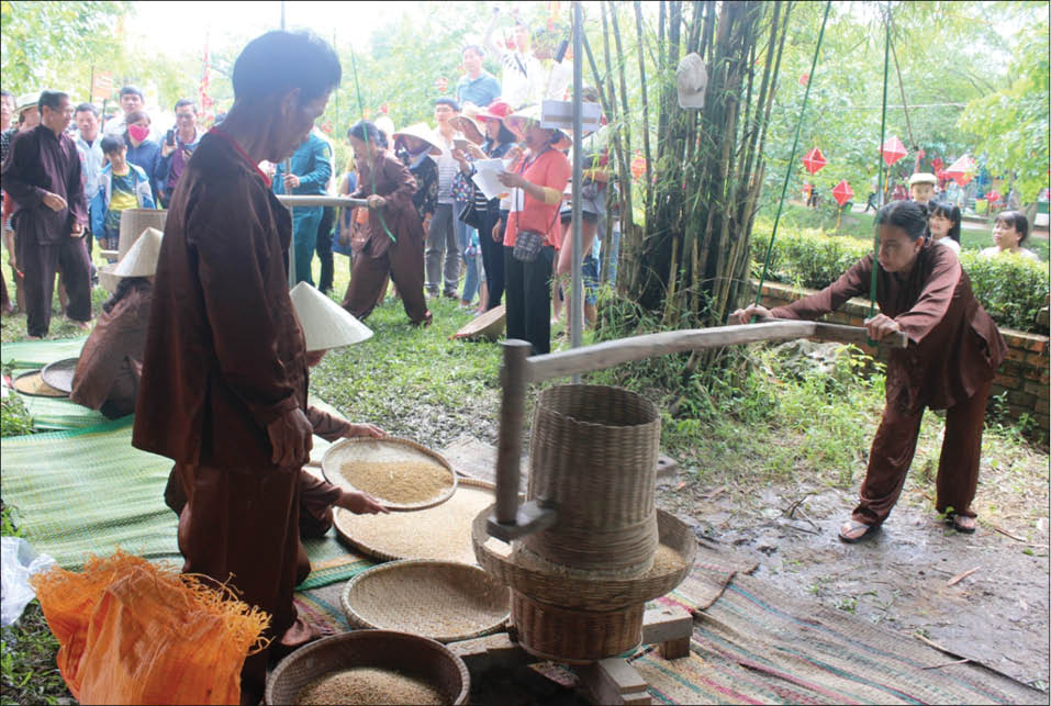 Về cầu ngói Thanh Toàn nghe câu hò giã gạo