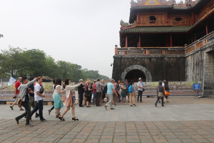 Cổng Ngọ Môn sẽ được làm sạch rêu mốc