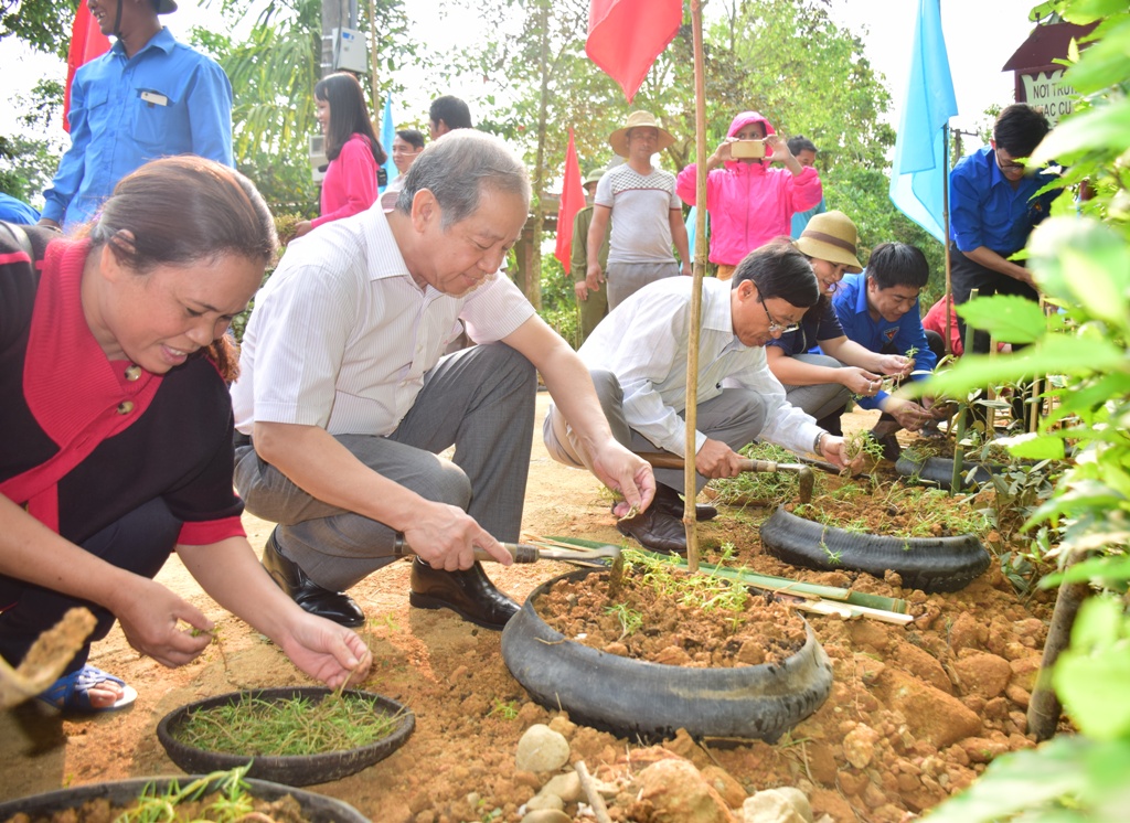 Nhặt một cọng rác, bạn đã góp phần làm cho Huế đẹp hơn