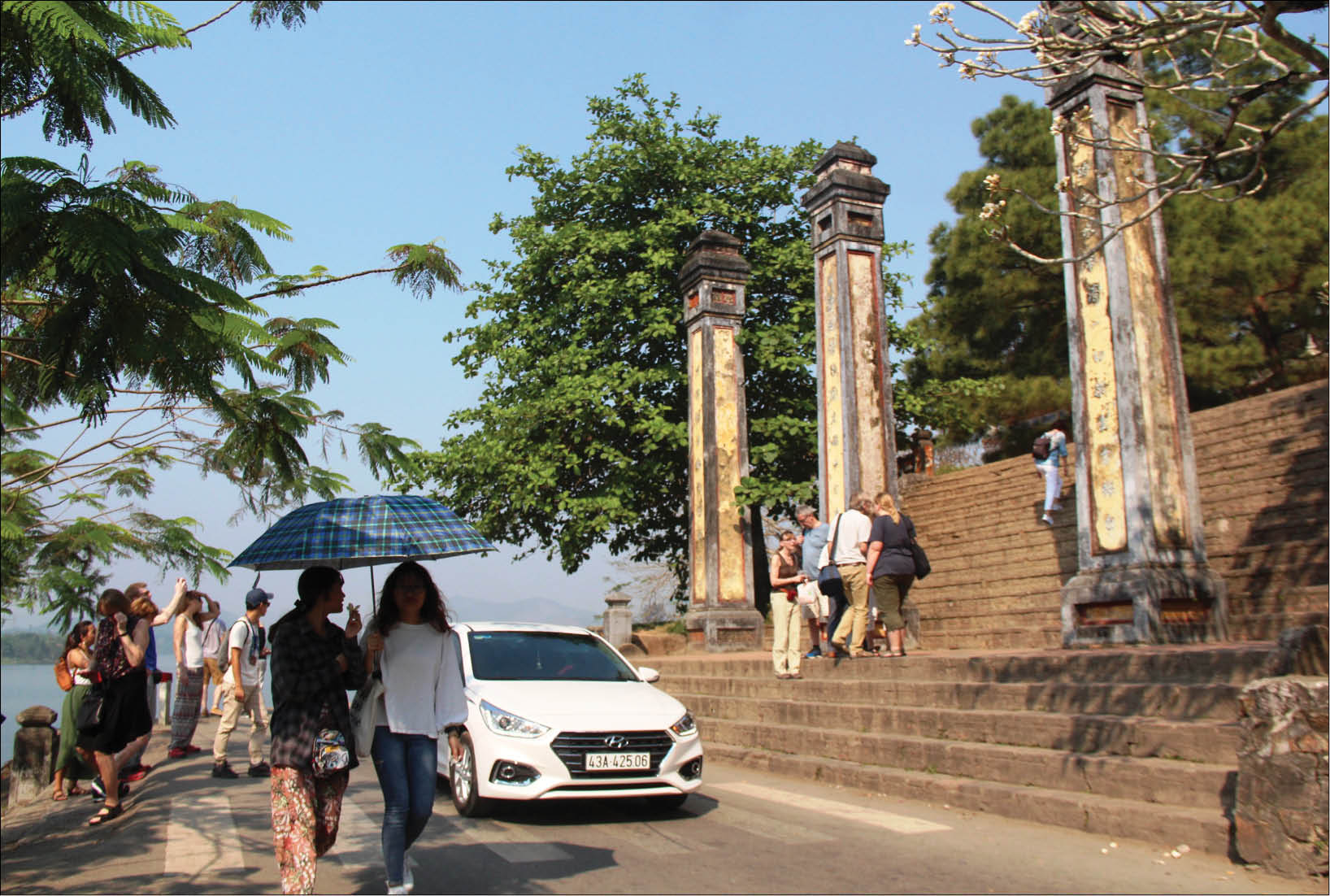 Ám ảnh khúc cua trước chùa Thiên Mụ