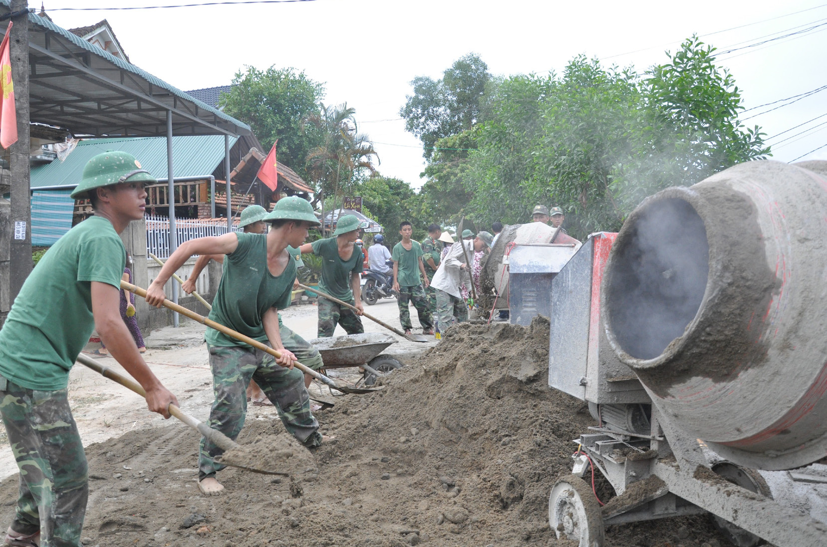 Chia sẻ khó khăn cùng người dân