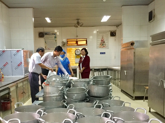 Kiểm tra bếp ăn bán trú tại trường mầm non và tiểu học ở TP Huế