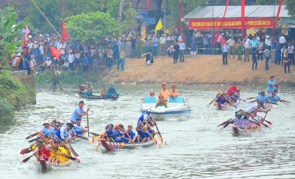 Rộn ràng giải đua ghe trên sông An Cựu