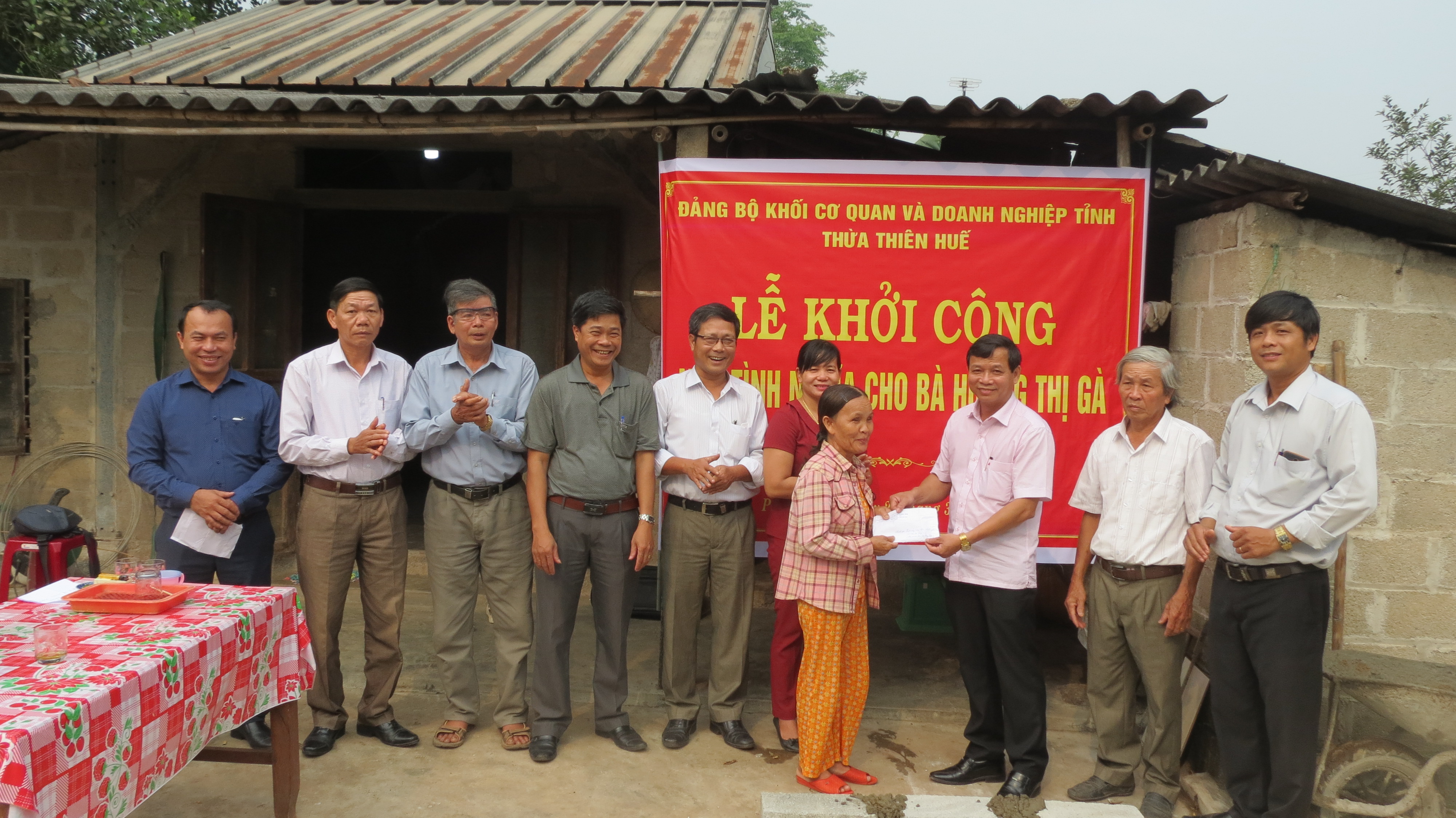 Khởi công xây nhà tình nghĩa cho bà Hoàng Thị Gà